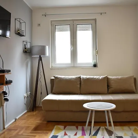 Apartment 2-steps Central